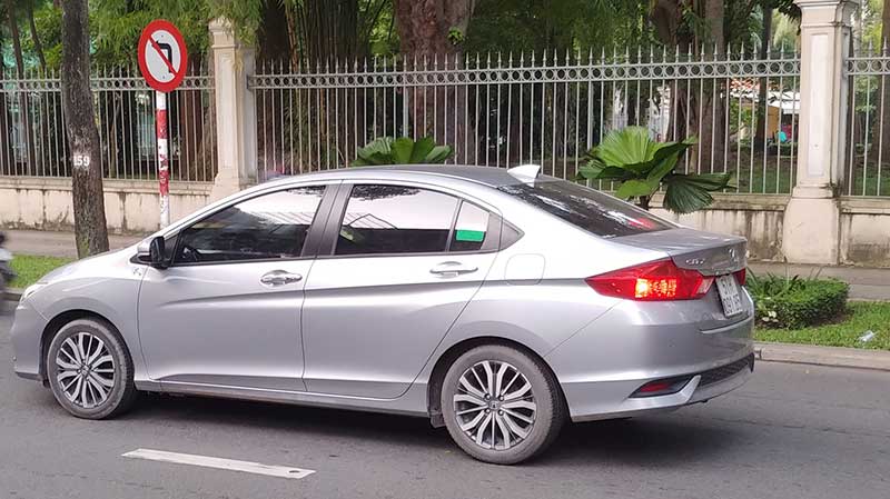 sedan-4-cho Thu&ecirc; xe du lịch Nha Trang